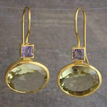 ヴィンテージゴールドピアス 緑のクリスタル付き